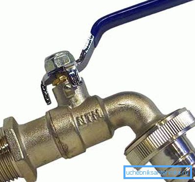 Çıkarılabilir bir bağlantı ile top su tankı. Çıkarılabilir bir bağlantı ile top su tankı.