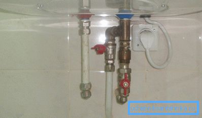 Pek çok uzmanın pratik olmadığını düşünmesine rağmen, sonunda bir tişört ile kurulum şeması çok orijinaldir.