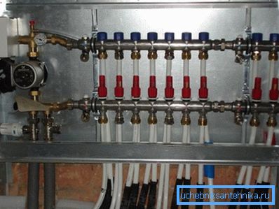 Besleme ve dönüş tarakları ile radyatör ısıtma için manifold kabini. Besleme ve dönüş tarakları ile radyatör ısıtma için manifold kabini.