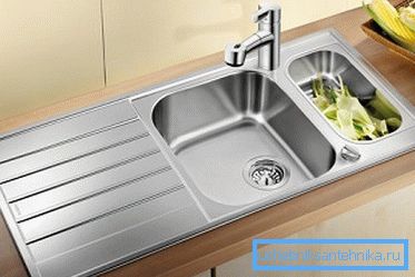 Mutfakta damgalı lavabo Mutfakta damgalı lavabo