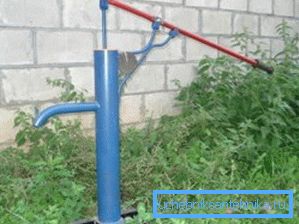 Enayi çubuk pompası, suyu büyük bir derinlikten pompalayabilir. Enayi çubuk pompası, suyu büyük bir derinlikten pompalayabilir.
