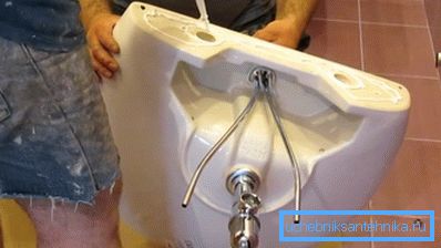 Silikon duvar ve lavabo arasında bir conta görevi görecektir. Silikon duvar ve lavabo arasında bir conta görevi görecektir.
