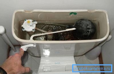 Klozet sisteminin verimli çalışması için drenaj sistemi çok önemlidir. Klozet sisteminin verimli çalışması için drenaj sistemi çok önemlidir.