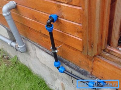 HDPE borularından yapılmış özel bir evin su temin sistemi HDPE borularından yapılmış özel bir evin su temin sistemi