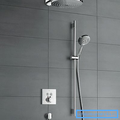 Minimalist bir iç tasarımda sıhhi tesisatların gizli kurulumu Minimalist bir iç tasarımda sıhhi tesisatların gizli kurulumu