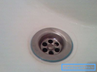Lavabodaki drenaj deliği. Lavabodaki drenaj deliği.