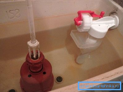 Drenaj tankı İçeriden görüntüleyin. Drenaj tankı İçeriden görüntüleyin.