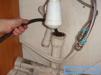 Lavabo altında tahliye sifonu. Lavabo altında tahliye sifonu.