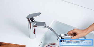 Pull-out lavabo bataryası bulaşık yıkamak için uygundur
