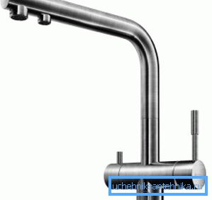 Musluk ve filtrelenmiş su için karıştırıcı iki ayrı sonuca sahiptir. Musluk ve filtrelenmiş su için karıştırıcı iki ayrı sonuca sahiptir.
