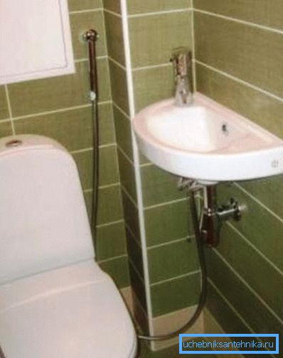Ayrı bir banyoda küçük bir lavabo için hijyenik duşa sahip musluklar - pratiklik ve rahatlık açısından mükemmel çözüm Ayrı bir banyoda küçük bir lavabo için hijyenik duşa sahip musluklar - pratiklik ve rahatlık açısından mükemmel çözüm