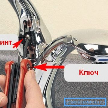 Kilitleme vidasını sökerek kolu çıkarın. Kilitleme vidasını sökerek kolu çıkarın.