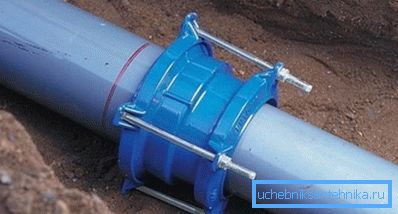 Karayolu oluştururken bu tip ürünler kullanılarak bir kanalizasyon borusunun bağlanması zorunlu kabul edilir.