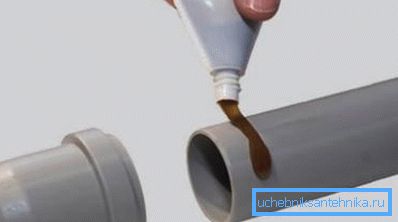 Kanalizasyon plastik borularının tutkal şeklinde bağlanması