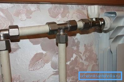 Polimer boru hattı ve radyatörün bağlantı parçalarına bağlanması Polimer boru hattı ve radyatörün bağlantı parçalarına bağlanması