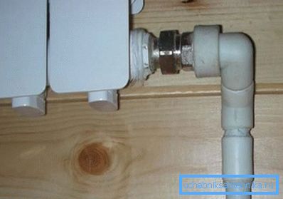 Bir radyatör ile bir polimer boru bağlantısı Bir radyatör ile bir polimer boru bağlantısı