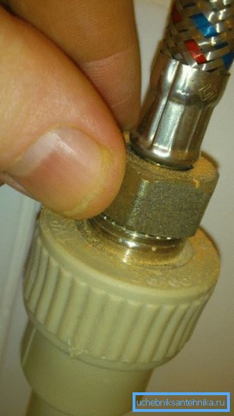 Sıhhi tesisatlı bağlantı hortumları Sıhhi tesisatlı bağlantı hortumları