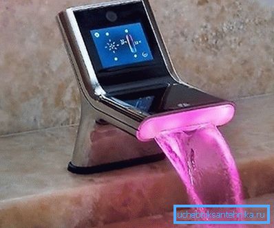 Suyun ve sıcaklığın sağlanmasından sorumlu kurulu elektronik donanımlı modern paslanmaz çelik konstrüksiyon Suyun ve sıcaklığın sağlanmasından sorumlu kurulu elektronik donanımlı modern paslanmaz çelik konstrüksiyon