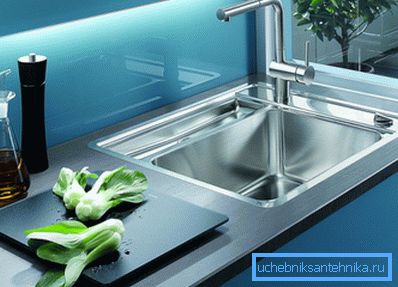 Modern şık metal lavabo. Modern şık metal lavabo.