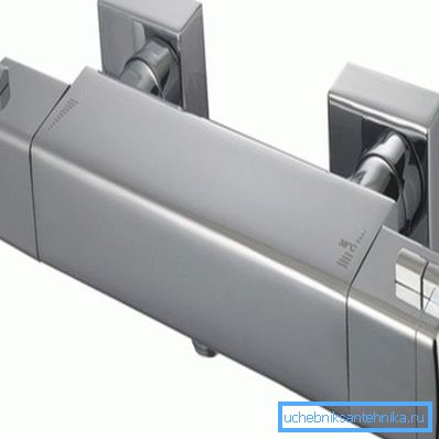 Modern musluk, bir termostat ile donatılmıştır Modern musluk, bir termostat ile donatılmıştır