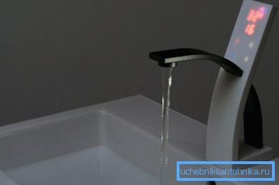 Dahili termostat ve sensör ile modern musluk Dahili termostat ve sensör ile modern musluk