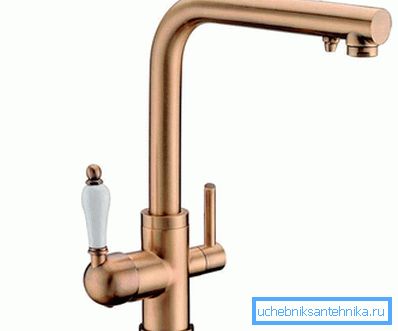 Hidromasajlı duş başlığı ile donatılmış modern mikser, stilize antika. Hidromasajlı duş başlığı ile donatılmış modern mikser, stilize antika.