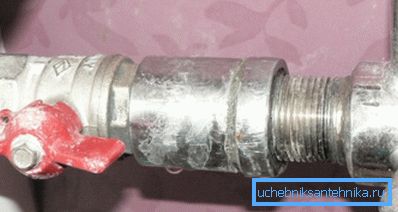 Bir borudan diğerine doğru geçişi sağlayan özel kuplör Bir borudan diğerine doğru geçişi sağlayan özel kuplör