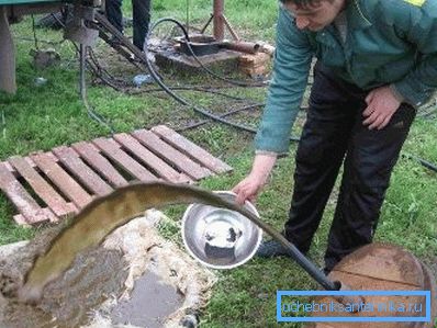 Yöntem, pompaları çalıştırmak için büyük miktarda çalışma sıvısı gerektirir. Bunun olmaması durumunda, mağazada istenilen hacme sahip bir plastik kap satın alabilir ve siteye kurabilirsiniz. Yöntem, pompaları çalıştırmak için büyük miktarda çalışma sıvısı gerektirir. Bunun olmaması durumunda, mağazada istenilen hacme sahip bir plastik kap satın alabilir ve siteye kurabilirsiniz.
