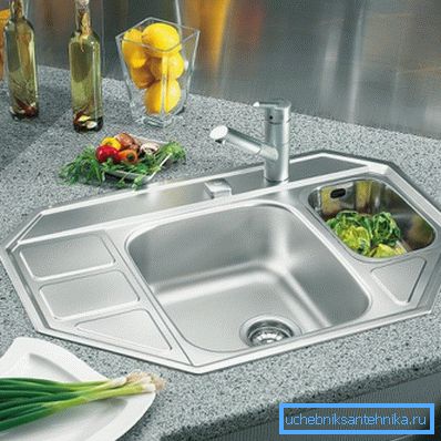 Paslanmaz çelik lavabolar modern mutfakların tanıdık aksesuarlardır. Paslanmaz çelik lavabolar modern mutfakların tanıdık aksesuarlardır.
