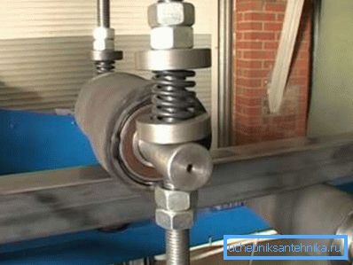 Profil borunun metalden temizlenmesi için makine Profil borunun metalden temizlenmesi için makine