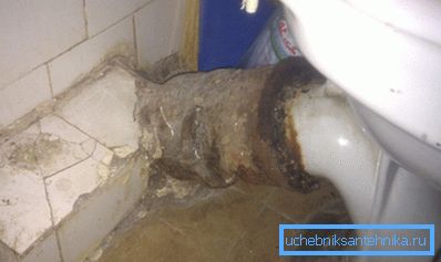 Eski dökme demir ürünleri değiştirmek çok zordur - bu işlem kanalizasyon sisteminin çoğunun sökülmesini gerektirir Eski dökme demir ürünleri değiştirmek çok zordur - bu işlem kanalizasyon sisteminin çoğunun sökülmesini gerektirir