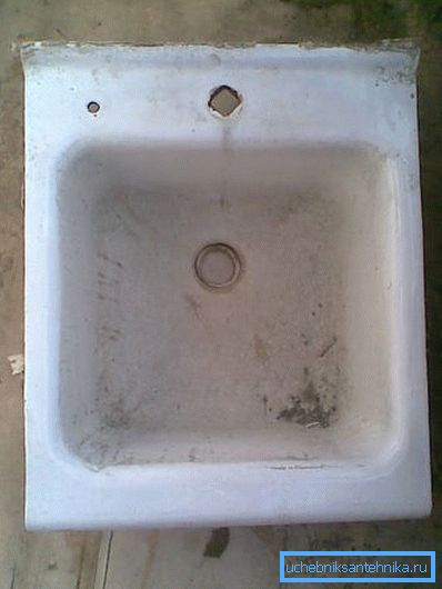 Hasarlı emaye ile eski lavabolar çok çekici değildir. Hasarlı emaye ile eski lavabolar çok çekici değildir.