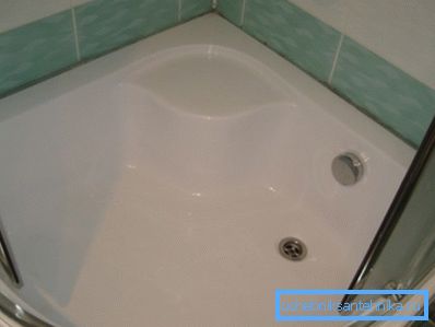 Derin bir tepsi 90h90 cm ve alt kapaklı cam duş Derin bir tepsi 90h90 cm ve alt kapaklı cam duş