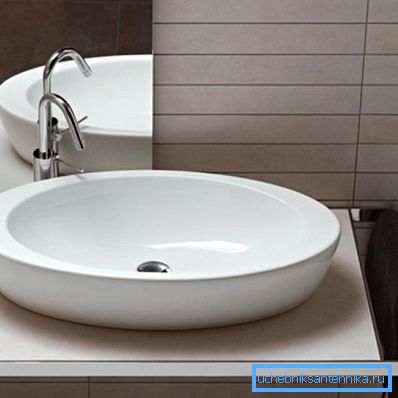 Banyo havlusu lavabonun altında tezgah üstü Banyo havlusu lavabonun altında tezgah üstü