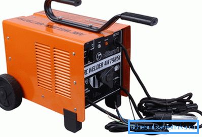 Metal ürünleri birleştirmek için kaynakçı Metal ürünleri birleştirmek için kaynakçı