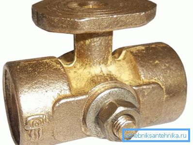 Yukarıdan - kontrol manometresinin altındaki bir flanş. Yukarıdan - kontrol manometresinin altındaki bir flanş.