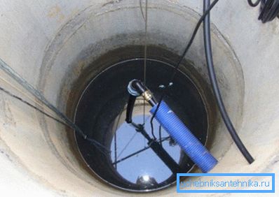Bir besleme borusu ve alçaltılmış bir dalgıç pompa ile bir kuyu gibi görünüyor.