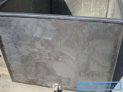 Tamamen formda bir duş kabini için bir metal tank gibi görünüyor, kapak ayrı ve konteyner tamir edildikten sonra yerleştirilir Tamamen formda bir duş kabini için bir metal tank gibi görünüyor, kapak ayrı ve konteyner tamir edildikten sonra yerleştirilir