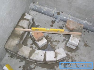 Bir podyum tuğlaya benziyor. Bir podyum tuğlaya benziyor.