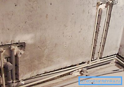 Duvarlarda gizlenen boru hattının strobing ile döşenmesi bu şekilde Duvarlarda gizlenen boru hattının strobing ile döşenmesi bu şekilde