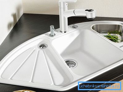 Masaüstünde gömülü bir köşe modeline benziyor.