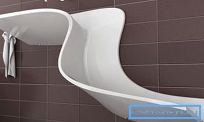 Bu banyo için tasarımcı akrilik lavabolar gibi görünüyor. Bu banyo için tasarımcı akrilik lavabolar gibi görünüyor.