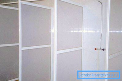 Plastikten yapılmış duşakabin bölümleri böyle görünüyor. Plastikten yapılmış duşakabin bölümleri böyle görünüyor.