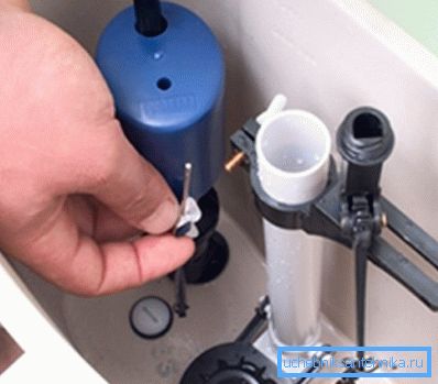 Tuvalete sızmak her zaman contanın arızası değildir. Fotoğrafta - float seviyesini ayarlıyor. Tuvalete sızmak her zaman contanın arızası değildir. Fotoğrafta - float seviyesini ayarlıyor.