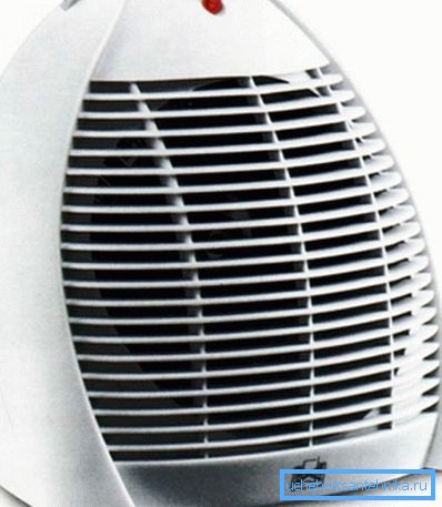 Fanlı ısıtıcı (resimde), havayı iyi ısıtır, ancak çalışma sırasında çok fazla gürültü çıkarır. Fanlı ısıtıcı (resimde), havayı iyi ısıtır, ancak çalışma sırasında çok fazla gürültü çıkarır.