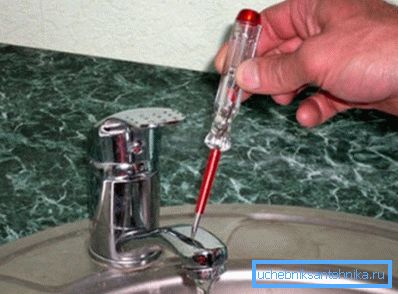 Elektrik boşaltımının varlığı için karıştırıcının test edilmesi Elektrik boşaltımının varlığı için karıştırıcının test edilmesi