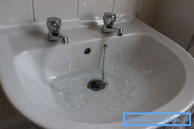 Tipik İngiliz lavabo. Fotoğraf, Mayıs 2014'te Glasgow limanında bir Rus turist tarafından çekildi. Tipik İngiliz lavabo. Fotoğraf, Mayıs 2014'te Glasgow limanında bir Rus turist tarafından çekildi.