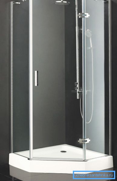 60x80 tepsili trapezoid duş köşesi, küçük alanlar için bile uygundur. 60x80 tepsili trapezoid duş köşesi, küçük alanlar için bile uygundur.