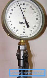 Göstergenin altındaki üç yollu bir valf, cihazı sökmeden basıncı serbest bırakmanıza izin verecektir. Göstergenin altındaki üç yollu bir valf, cihazı sökmeden basıncı serbest bırakmanıza izin verecektir.