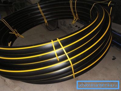 Bir gaz boru hattının montajı için tasarlanan bir boru sarı şeritle işaretlenmiştir. Bir gaz boru hattının montajı için tasarlanan bir boru sarı şeritle işaretlenmiştir.